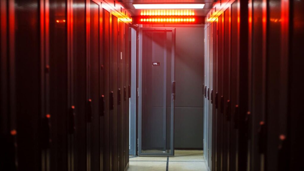 Salle serveurs plongée dans une lumière rouge d'alerte
